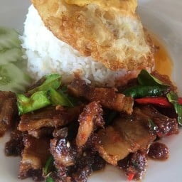 พริกแกงหมูกรอบ +ไข่ดาว