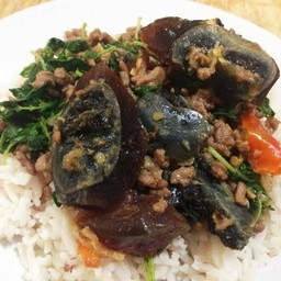 ข้าวกะเพราไข่เยี่ยวม้า (ราดข้าว)