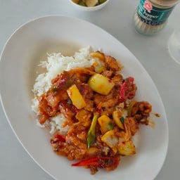 หมูชิ้นผัดพริกเผาราดข้าว