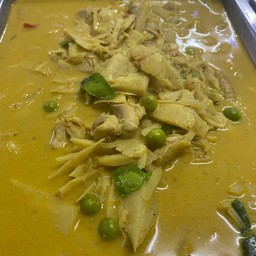 ข้าวราดแกงกะทิไก่ ใส่หน่อไม้หวาน