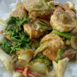 ผัดผงกะหรี่ราดข้าว(หมู    หมึก  กุ้ง  ไก่)  ระบุได้จ๊ะ