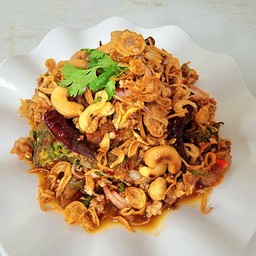 ยำไข่ชะอมทอด