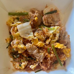 [อร่อยซ่ากับโค้ก] สุกี้ผัดแห้งหมู สูตรน้ำจิ้มกวางตุ้ง +  โค้ก ออริจินัล (ขวด)