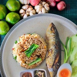 ข้าวผัดน้ำพริกปลาทูทอด Fried Fish with Chili Paste Rice