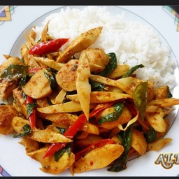 ข้าวผัดพริกแกงลูกชิ้นหน่อไม้