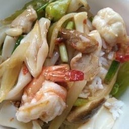 ข้าวผัดพริกสดทะเล
