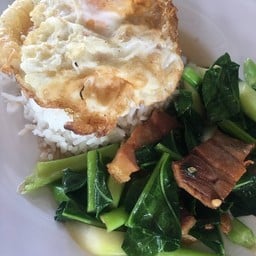 คะน้าหมูกรอบ + ไข่ดาว