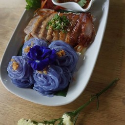 ก๋วยเตี๋ยวอัญชันหมูย่าง