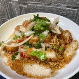 ยำมาม่าไก่กรอบ