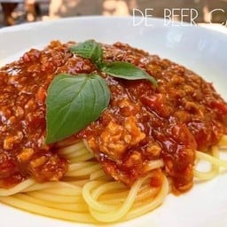 สปาเก็ตตี้ผัดซอสมะเขือเทศไส้กรอก