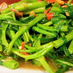 ผัดผักบุ้งไฟแดงเป็นกับ