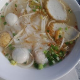 ก๋วยเตี๋ยว เส้นใหญ่ น้ำใส