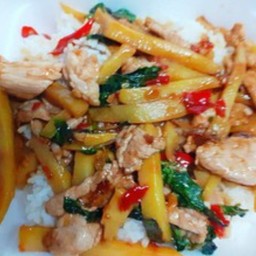 ข้าวผัดพริกแกงไก่หน่อไม้