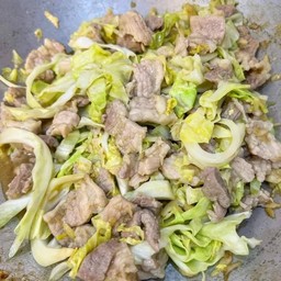 ผัดกระหล่ำปลีหมูชิ้นกับข้าว