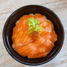 ข้าวหน้าปลาแซลมอนดิบ