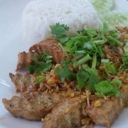 ข้าวหมูยอกระเทียมพริกไทย+ไข่