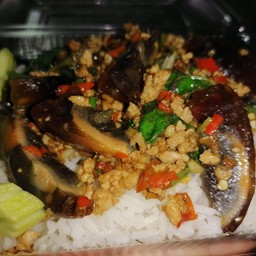 ผัดกระเพราไข่เยี่ยวม้า