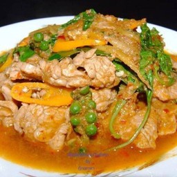 ผัดเผ็ดเนื้อชะชะช่า