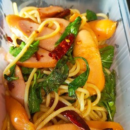 สปาเกตตี้ไส้กรอกผัดพริกแห้ง