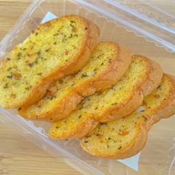 [อร่อยซ่ากับโค้ก] ขนมปังเนยกระเทียม (Bread and Garlic Butter) +  โค้ก ออริจินัล (กระป๋อง)