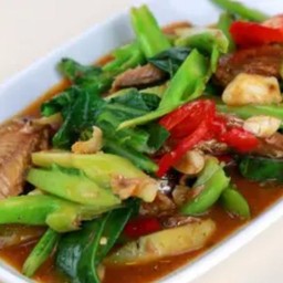 ผัดคะน้าเป็นกับ