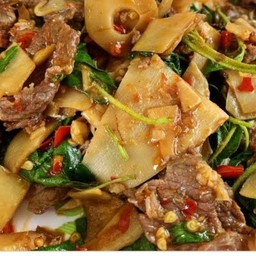 ผัดพริกแกงเนื้อหน่อไม้ดองราดข้าว