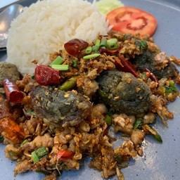 กระเพราไข่เยี่ยวม้าราดข้าว