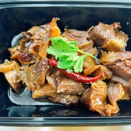 แก๊งต้มตุ๋น (บะหมี่หมูตุ๋น ไก่ตุ๋น กะเพราหมูตุ๋น ตีนไก่ตุ๋นรสเด็ด)