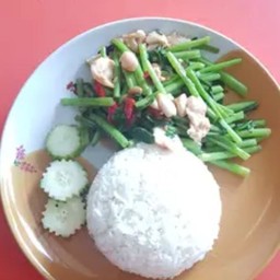 ผัดผักบุ้งหมูสับราดข้าว