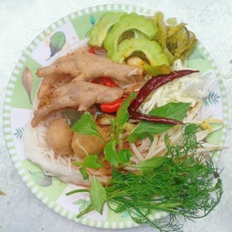 ขนมจีนน้ำยาผสม ลูกชิ้น ขาไก่