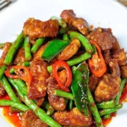 ผัดพริกแกงหมูราดข้าว