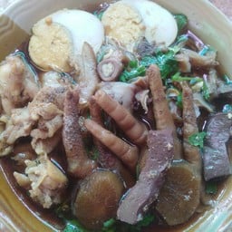 ร้านก๋วยจั๊บ ลูกชิ้นปิ้งป้าเหลือง