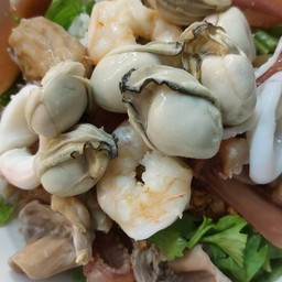 ข้าวต้มหอยนางรม+กุ้ง+หมึกกรอบ+หมึกสด