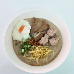 โจ๊กข้าวหอม หมู ไข่ ตับ ไส้