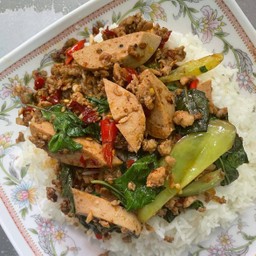 กะเพาหมูยอ-หมูสับราดข้าว