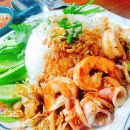 ข้าวทะเลผัดกระเทียมพริกไทย