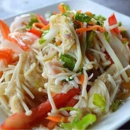 ยำเห็ดเข็มทองหมูสับ
