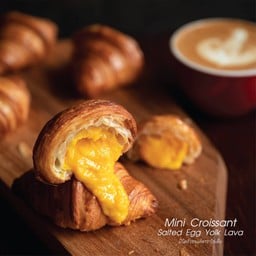 มินิครัวซอง ลาวาไข่เค็ม