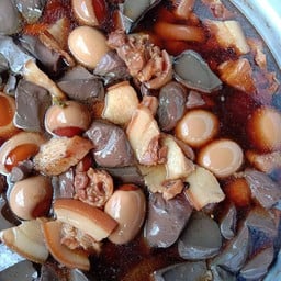 พะโล้ หมู ไข่ เลือด