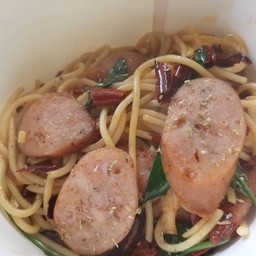 สปาเก็ตตี้ไส้กรอกพริกเเห้ง