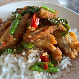 ข้าวกระเพราไก่กรอบ,ข้าวคะน้าไก่กรอบ