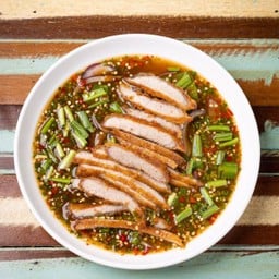 ยำคอหมูทอด