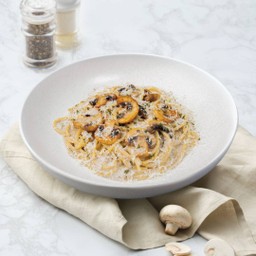 สปาเก็ตตี้ซอสครีมเห็ดทรัฟเฟิลโรยพาเมซานชีส