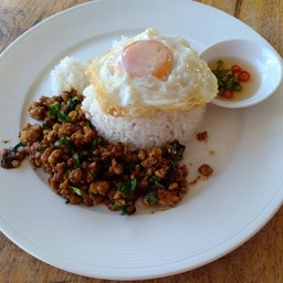 กะเพราหมูสับราดข้าว