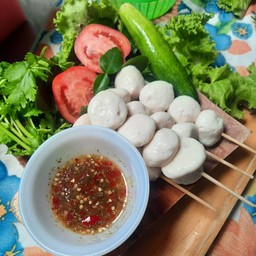 ลูกชิ้นหมูนึ่งสมุนไพร+น้ำจิ้มซีฟู๊ด