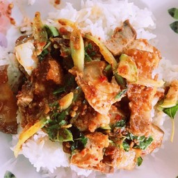 พริกแกงหมูกรอบ