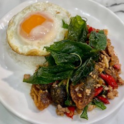 กะเพราหมูสับไข่เยี่ยวม้า ราดข้าว ไข่ดาว