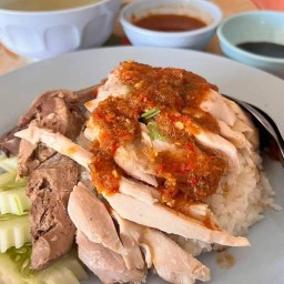ข้าวมันไก่อินดี้ สูตร ไหหลำ (สาขา ราม 2) น้ำจิ้มรสเด็ด
