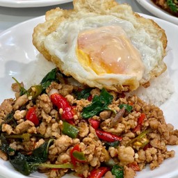 กะเพราหมูสับ ไข่ดาว ราดข้าว