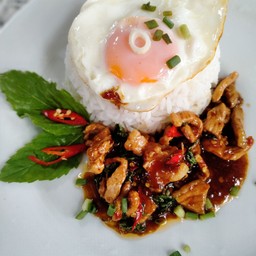 ข้าวกะเพราหมู ฟรีไข่+น้ำดื่ม